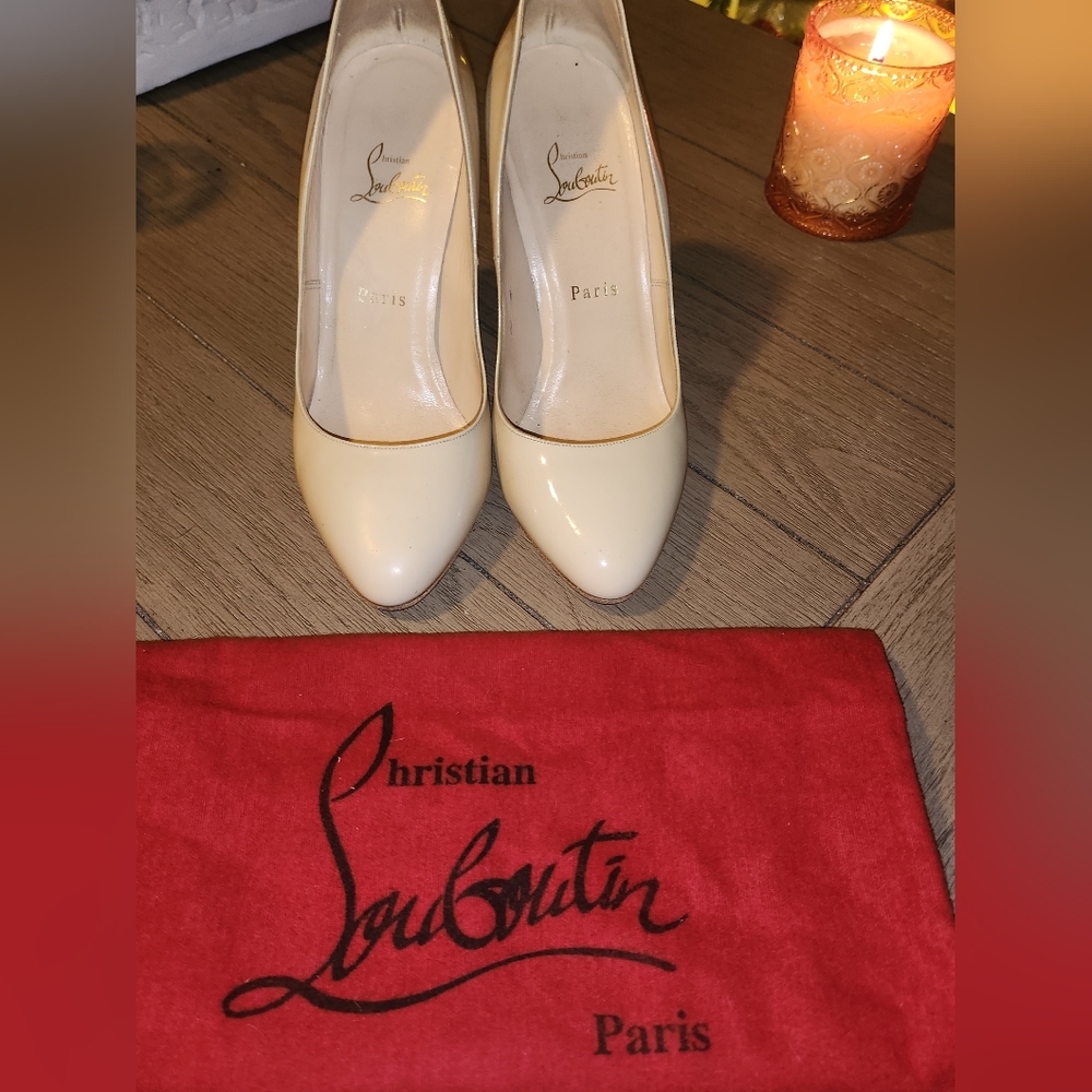 LIKE NEW Christian Louboutin Cream Pumps 39